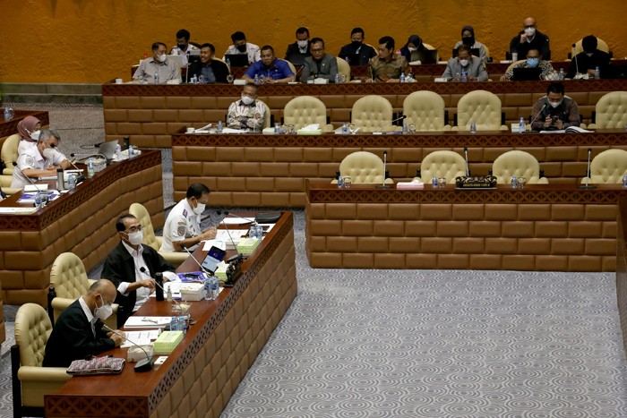 Menteri Perhubungan Budi Karya Sumadi mendengarkan pandangan dari anggota Komisi V DPR saat rapat kerja di Kompleks Parlemen, Jakarta, Rabu (26/1/2022).