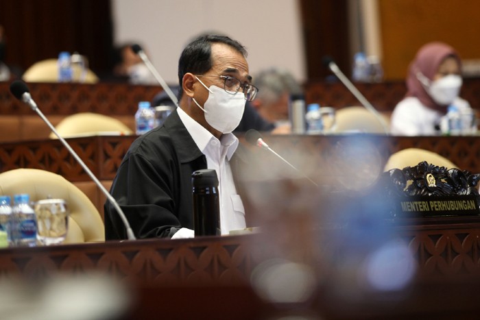 Menteri Perhubungan Budi Karya Sumadi mendengarkan pandangan dari anggota Komisi V DPR saat rapat kerja di Kompleks Parlemen, Jakarta, Rabu (26/1/2022).