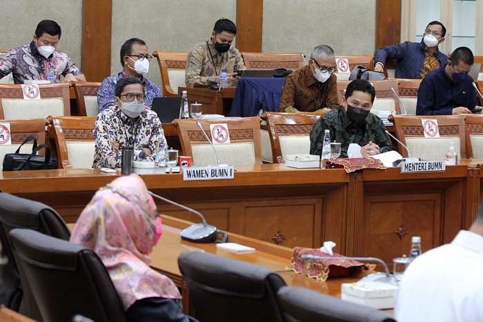 Menteri Badan Usaha Milik Negara (BUMN) Erick Thohir mengikuti rapat kerja dengan Komisi VI DPR di Kompleks Parlemen, Senayan, Jakarta, Selasa (25/1/2022).