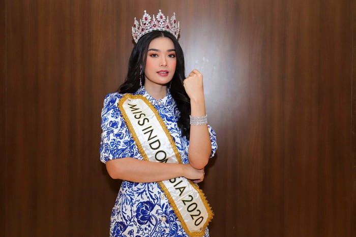 Miss Indonesia 2020 Carla Yules saat sesi foto di iNews Tower, MNC Center, Kebon Sirih, Jakarta Pusat, Rabu (26/1/2022).