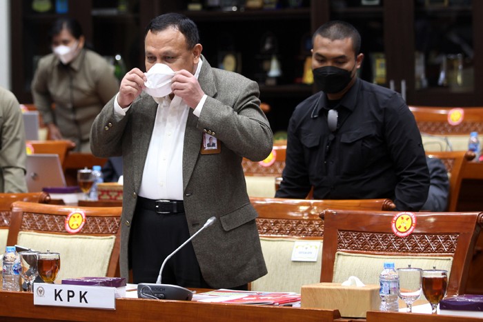 Ketua Komisi Pemberantasan Korupsi (KPK) Firli Bahuri mendengarkan pandangan dari anggota Komisi III DPR saat Rapat Kerja di Kompleks Parlemen.