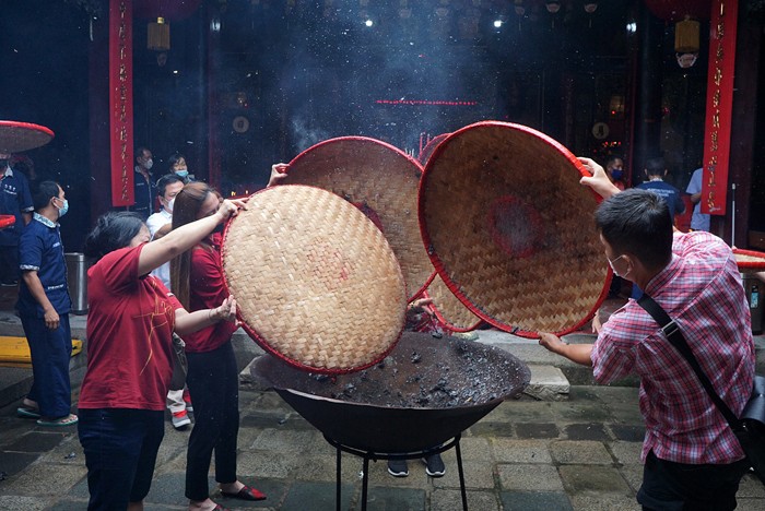 Sejumlah umat Tri Dharma menggelar Sembahyang Toa Pek Kong Naik (Sang Sin) atau ritual mengantar Dewa untuk menghadap Tuhan Yang Maha Esa.