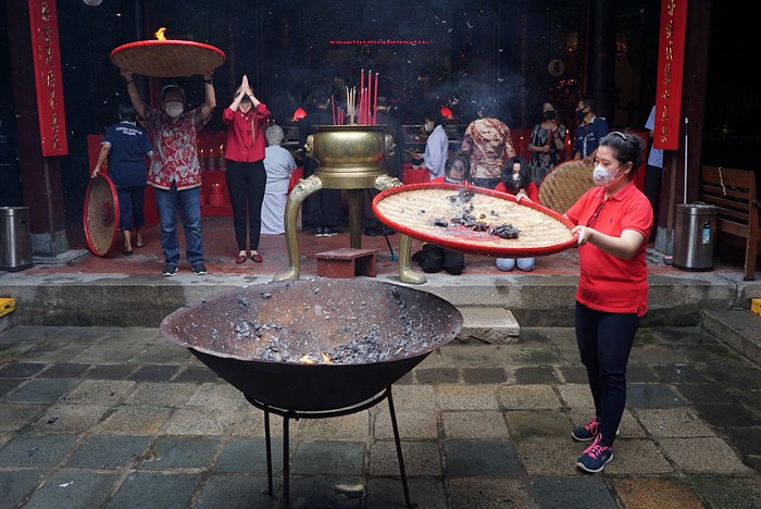 Sejumlah umat Tri Dharma menggelar Sembahyang Toa Pek Kong Naik (Sang Sin) atau ritual mengantar Dewa untuk menghadap Tuhan Yang Maha Esa.