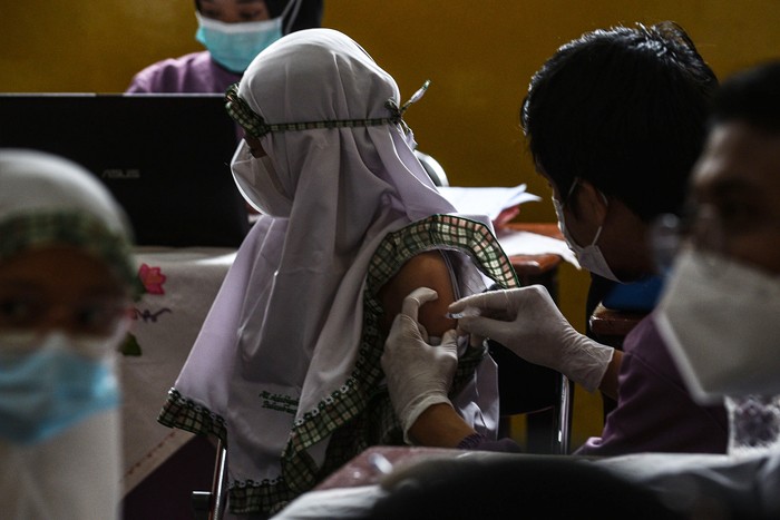 Ratusan murid kelas 1 hingga 6 Madrasah Ibtidayah Adabiyah 2 Palembang mengikuti vaksin Covid-19 anak usia 6-11 tahun, Rabu (26/1/2022).