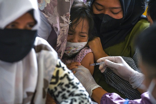 Ratusan murid kelas 1 hingga 6 Madrasah Ibtidayah Adabiyah 2 Palembang mengikuti vaksin Covid-19 anak usia 6-11 tahun, Rabu (26/1/2022).