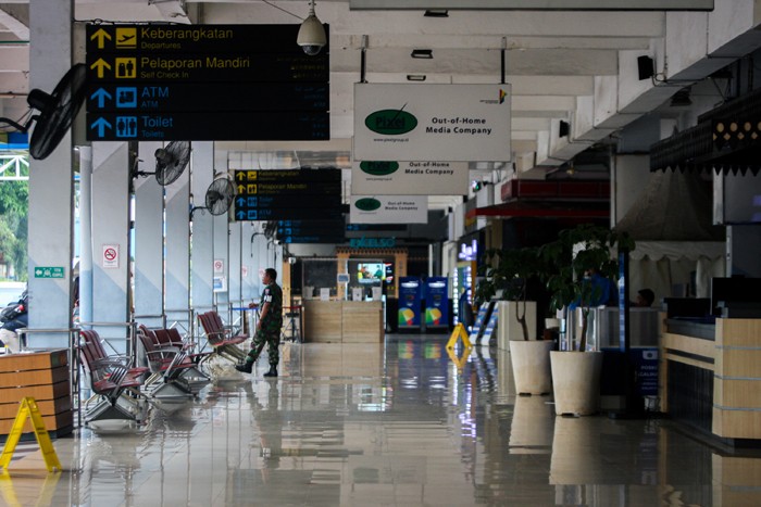 Suasana sepi Bandara Halim Perdanakusuma yang ditutup sementara di Jakarta Timur, Rabu (26/1/2022).