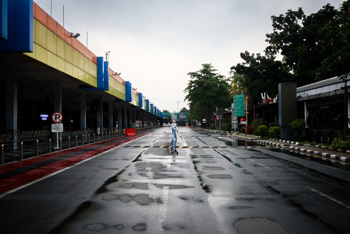 Suasana sepi Bandara Halim Perdanakusuma yang ditutup sementara di Jakarta Timur, Rabu (26/1/2022).