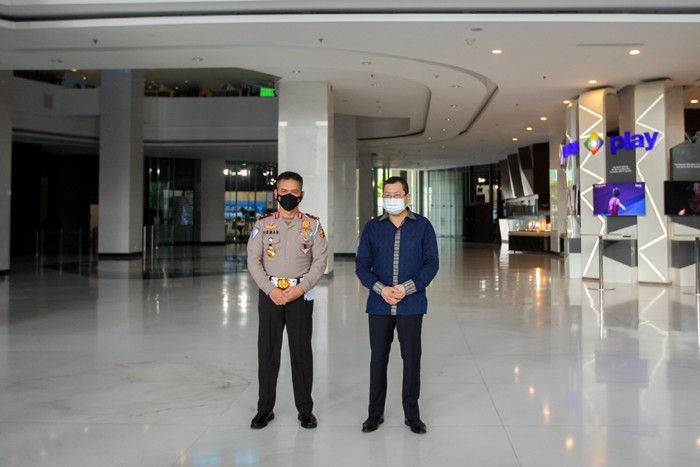 Kepala Korps Lalu Lintas Polri Irjen. Pol. Drs. Firman Shantyabudi, M.Si. (kiri) foto bersama Executive Chairman MNC Group Hary Tanoesoedibjo.