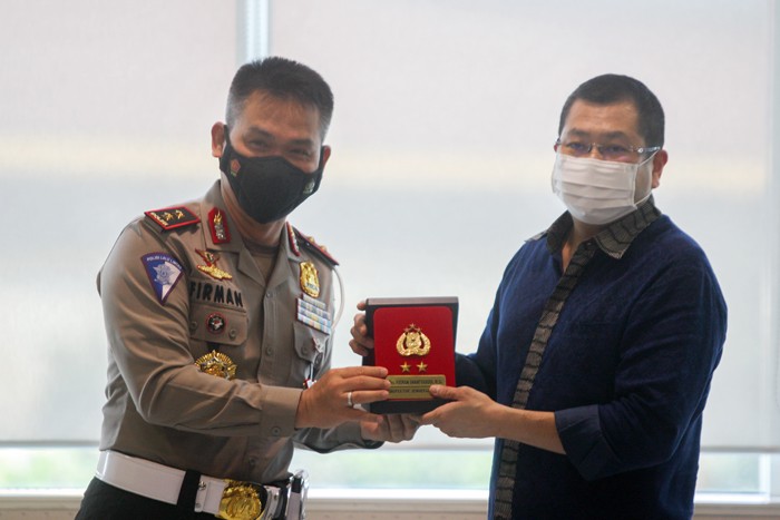 Kepala Korps Lalu Lintas Polri Irjen. Pol. Drs. Firman Shantyabudi, M.Si. (kiri) foto bersama Executive Chairman MNC Group Hary Tanoesoedibjo.