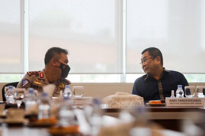Kepala Korps Lalu Lintas Polri Irjen. Pol. Drs. Firman Shantyabudi, M.Si. (kiri) foto bersama Executive Chairman MNC Group Hary Tanoesoedibjo.