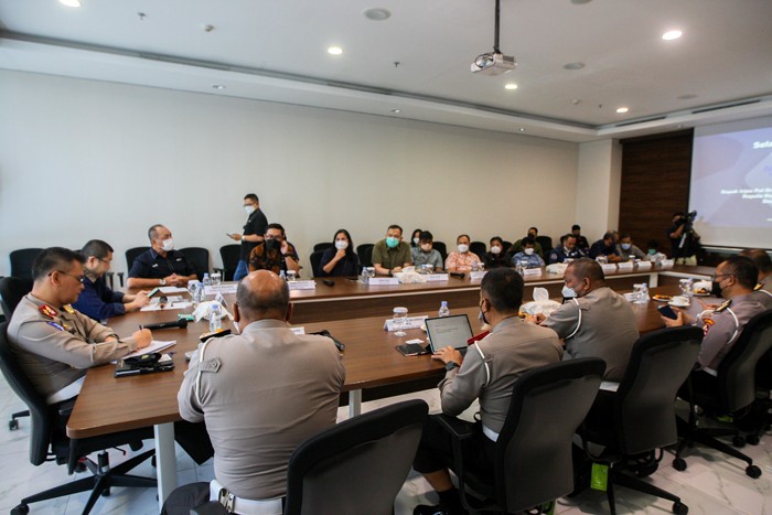 Kepala Korps Lalu Lintas Polri Irjen. Pol. Drs. Firman Shantyabudi, M.Si. (kiri) foto bersama Executive Chairman MNC Group Hary Tanoesoedibjo.