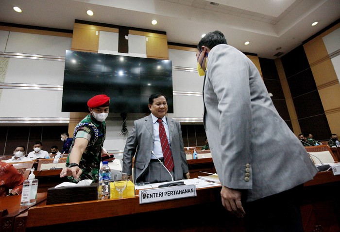 Menteri Pertahanan Prabowo Subianto bersama Menteri Keuangan Sri Mulyani dan Kasal Laksamana TNI Yudo Margono saat menghadiri rapat kerja dengan Komisi I.