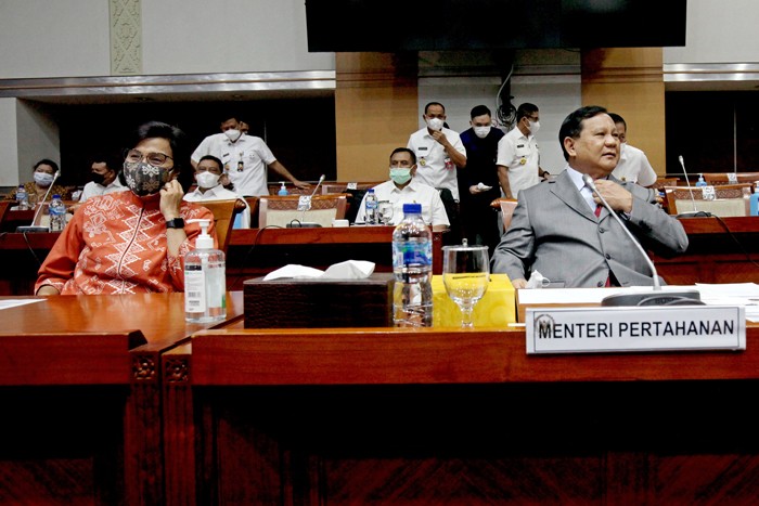 Menteri Pertahanan Prabowo Subianto bersama Menteri Keuangan Sri Mulyani dan Kasal Laksamana TNI Yudo Margono saat menghadiri rapat kerja dengan Komisi I.