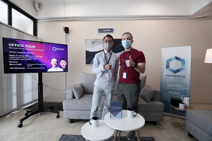 Co-Founder of PT Protergo Siber Sekuriti, Marco Cioffi (kanan) dan Sales and Marketing Supervisor Faiz Wirananda memberikan keterangan kepada wartawan.