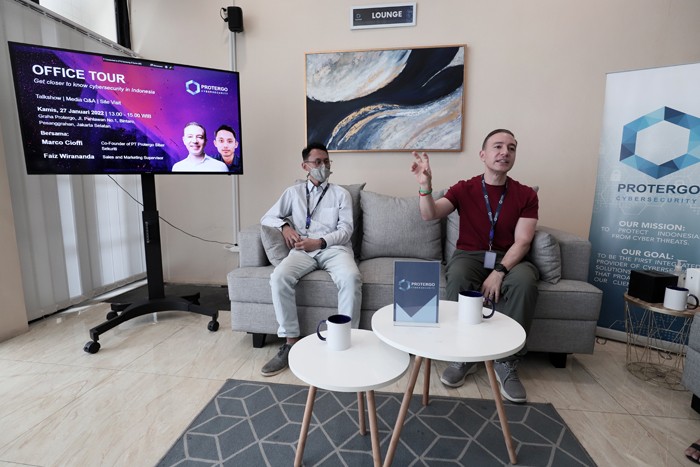Co-Founder of PT Protergo Siber Sekuriti, Marco Cioffi (kanan) dan Sales and Marketing Supervisor Faiz Wirananda memberikan keterangan kepada wartawan.