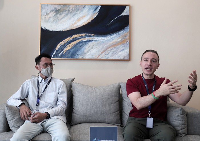 Co-Founder of PT Protergo Siber Sekuriti, Marco Cioffi (kanan) dan Sales and Marketing Supervisor Faiz Wirananda memberikan keterangan kepada wartawan.