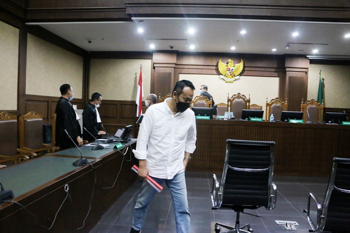 Terdakwa Korporasi PT Merial Esa diwakili oleh pemiliknya Fahmi Darmawansyah yang juga merupakan Suami Aktris senior Inneke Koesherawati saat sidang perdana.