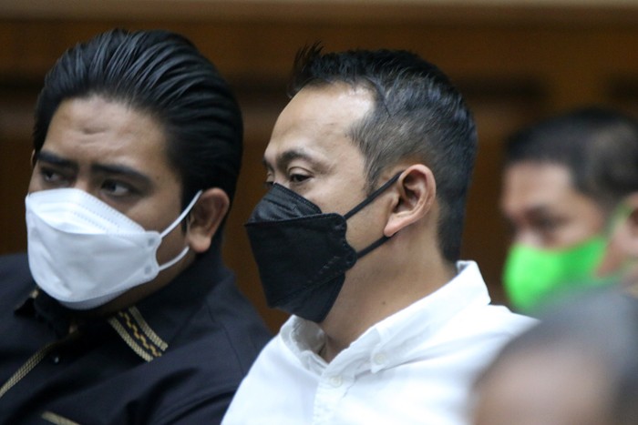 Terdakwa Korporasi PT Merial Esa diwakili oleh pemiliknya Fahmi Darmawansyah yang juga merupakan Suami Aktris senior Inneke Koesherawati saat sidang perdana.
