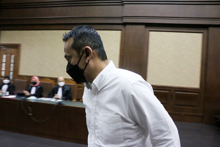 Terdakwa Korporasi PT Merial Esa diwakili oleh pemiliknya Fahmi Darmawansyah yang juga merupakan Suami Aktris senior Inneke Koesherawati saat sidang perdana.