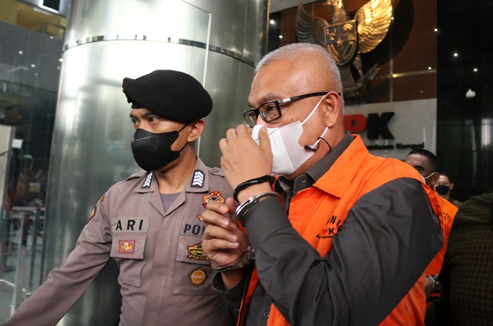Tersangka mantan Bupati Kabupaten Buru Selatan, Tagop Sudarsono Soulisa dan Pihak Swasta Johny Rynhard Kasman ditahan usai diperiksa, di Gedung KPK.