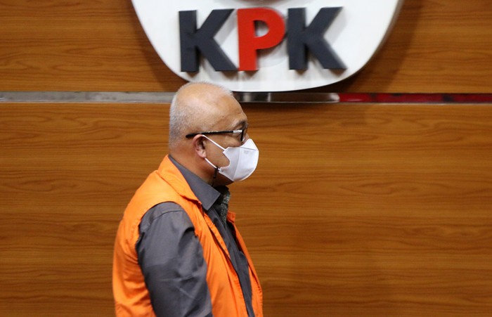 Tersangka mantan Bupati Kabupaten Buru Selatan, Tagop Sudarsono Soulisa dan Pihak Swasta Johny Rynhard Kasman ditahan usai diperiksa, di Gedung KPK.