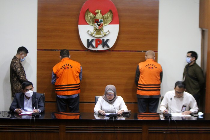 Tersangka mantan Bupati Kabupaten Buru Selatan, Tagop Sudarsono Soulisa dan Pihak Swasta Johny Rynhard Kasman ditahan usai diperiksa, di Gedung KPK.