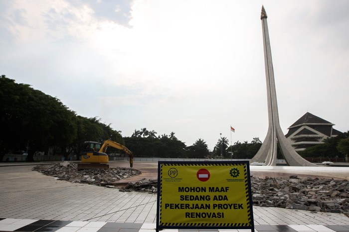 Sejumlah alat berat menyelesaikan progres revitalisasi kawasan Taman Mini Indonesia Indah (TMII), Jakarta, Rabu (26/1/2022).