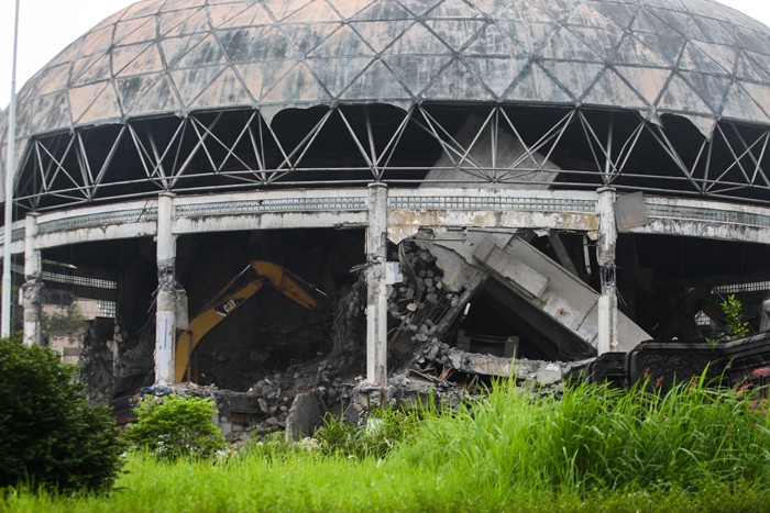 Sejumlah alat berat menyelesaikan progres revitalisasi kawasan Taman Mini Indonesia Indah (TMII), Jakarta, Rabu (26/1/2022).