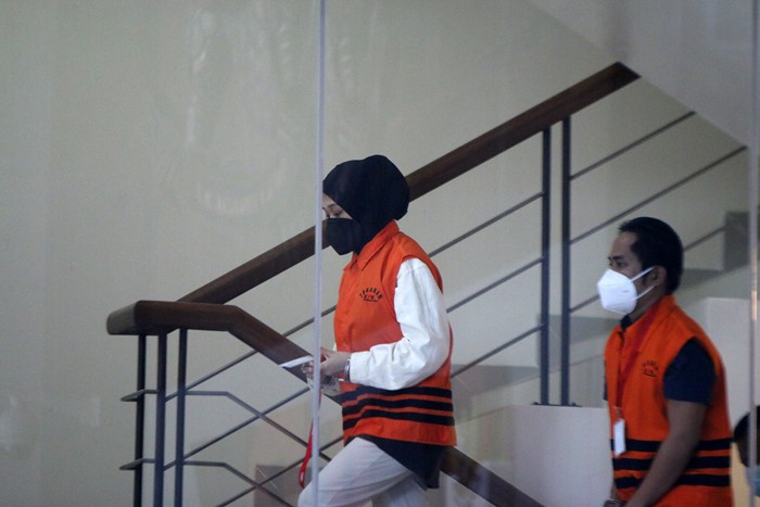 Tersangka Bupati Penajam Paser Utara nonaktif Abdul Gafur Mas'ud bersiap menjalani pemeriksaan di Gedung KPK, Jakarta, Jumat (28/1/2022).