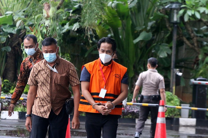 Tersangka Bupati Penajam Paser Utara nonaktif Abdul Gafur Mas'ud bersiap menjalani pemeriksaan di Gedung KPK, Jakarta, Jumat (28/1/2022).