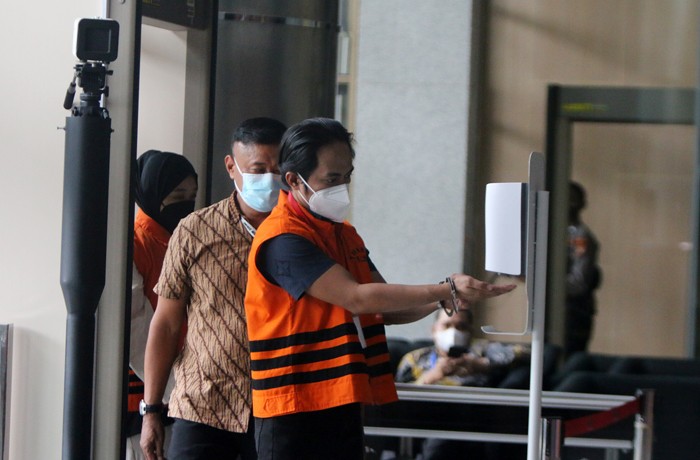 Tersangka Bupati Penajam Paser Utara nonaktif Abdul Gafur Mas'ud bersiap menjalani pemeriksaan di Gedung KPK, Jakarta, Jumat (28/1/2022).