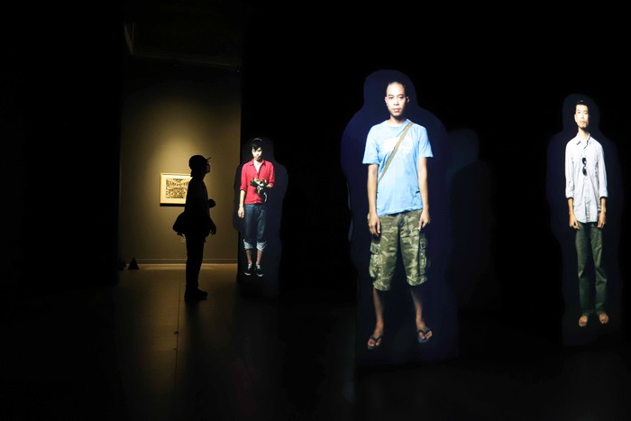 Pengunjung mengamati karya seni saat pameran bertajuk 