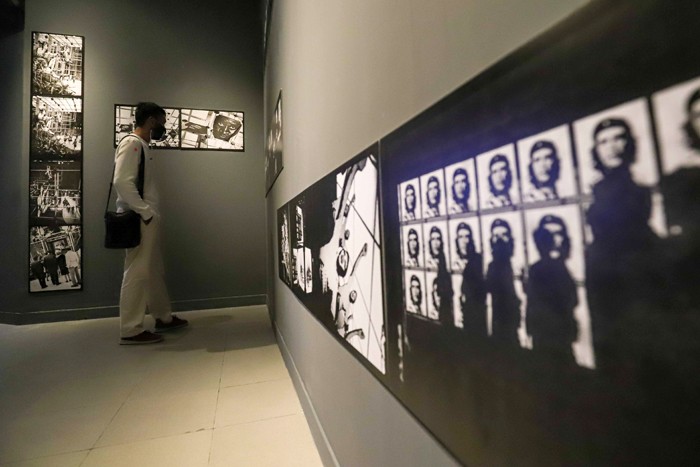 Pengunjung mengamati karya seni saat pameran bertajuk 