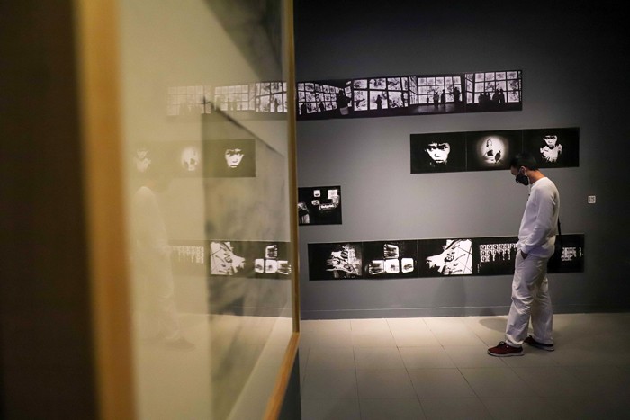 Pengunjung mengamati karya seni saat pameran bertajuk 