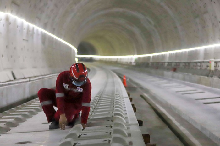 Pekerja menyelesaikan pengerjaan proyek Tunnel 1 Kereta Cepat Jakarta-Bandung (KCJB) di Jalan Tol Jakarta-Cikampek KM 3+600, Jakarta Timur, Kamis (27/1/2022).