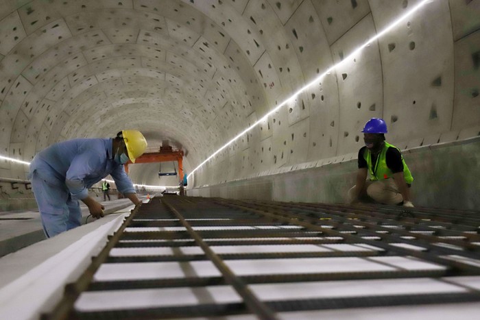 Pekerja menyelesaikan pengerjaan proyek Tunnel 1 Kereta Cepat Jakarta-Bandung (KCJB) di Jalan Tol Jakarta-Cikampek KM 3+600, Jakarta Timur, Kamis (27/1/2022).