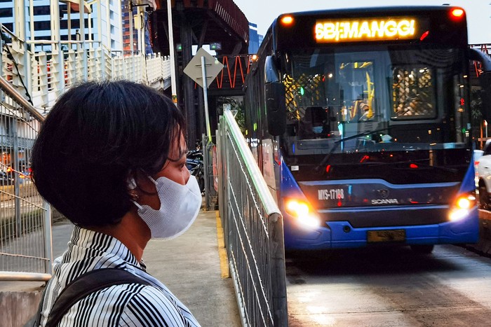 Suasana para pekerja yang berjalan pada saat jam pulang kantor di kawasan Jalan Sudirman, Jakarta Pusat, Kamis (27/1/2022).