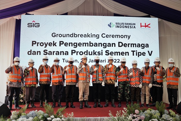 Peletakan batu pertama proyek pembangunan pengembangan pelabuhan terminal khusus dan fasilitas produksi di Tuban Jawa Timur, Jumat (28/1/2022).