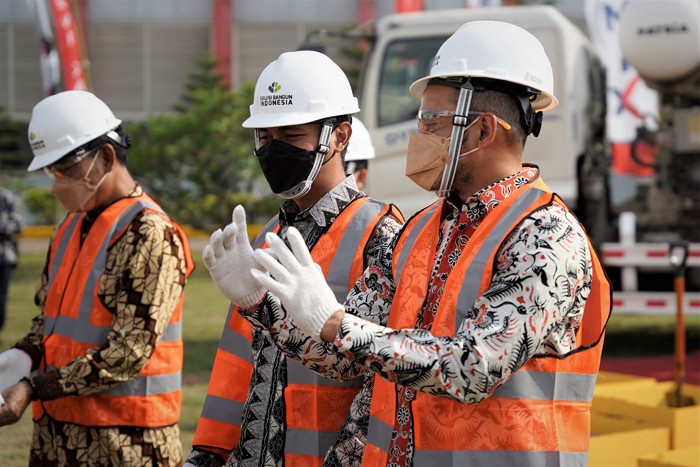Peletakan batu pertama proyek pembangunan pengembangan pelabuhan terminal khusus dan fasilitas produksi di Tuban Jawa Timur, Jumat (28/1/2022).