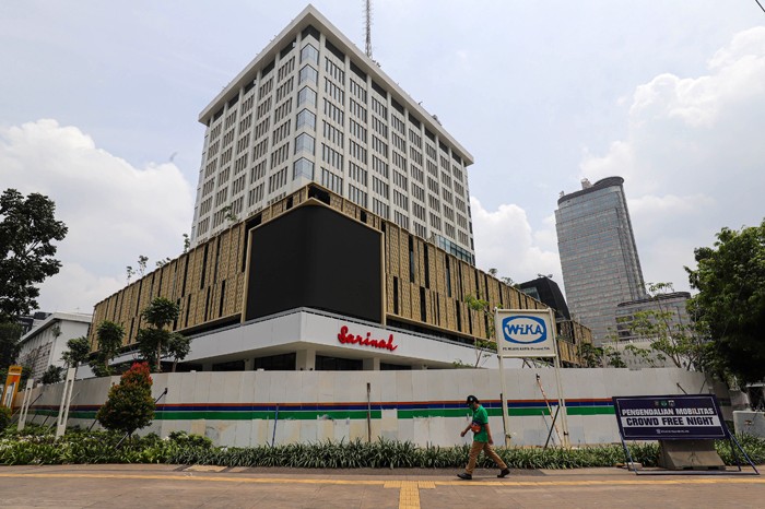 Pejalan kaki melintas di depan Gedung Sarinah, Jalan M.H Thamrin, Jakarta Pusat, Sabtu (29/1/2022).