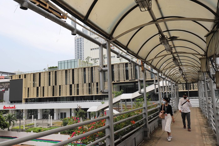 Pejalan kaki melintas di depan Gedung Sarinah, Jalan M.H Thamrin, Jakarta Pusat, Sabtu (29/1/2022).