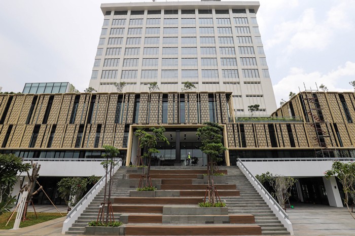 Pejalan kaki melintas di depan Gedung Sarinah, Jalan M.H Thamrin, Jakarta Pusat, Sabtu (29/1/2022).