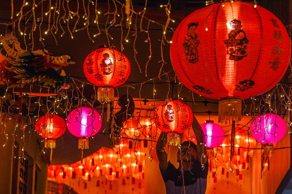 Menjelang Imlek Tahun 2022 Vihara Dharmakirti di Jalan Kapten Marzuki, Palembang memasang lampion. Sekitar 500 lampion dipasang di dalam dan sekitar vihara.