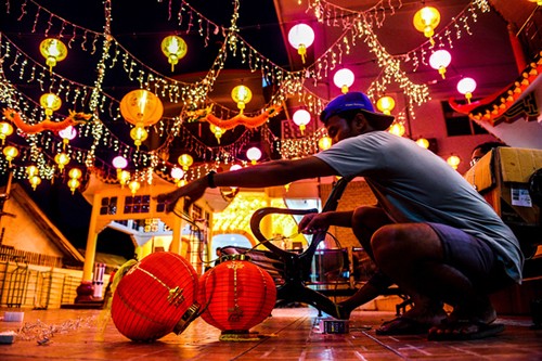 Menjelang Imlek Tahun 2022 Vihara Dharmakirti di Jalan Kapten Marzuki, Palembang memasang lampion. Sekitar 500 lampion dipasang di dalam dan sekitar vihara.