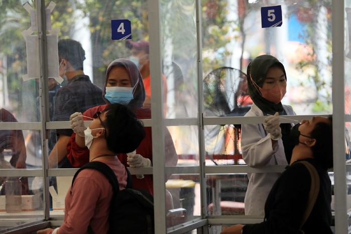 Sejumlah calon penumpang berjalan memasuki peron Stasiun Pasar Senen, Jakarta, Jumat (28/1/2022).