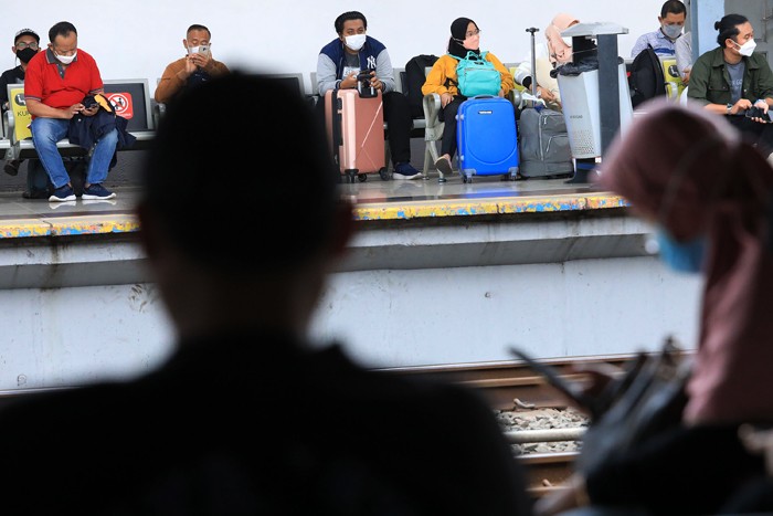 Sejumlah calon penumpang berjalan memasuki peron Stasiun Pasar Senen, Jakarta, Jumat (28/1/2022).