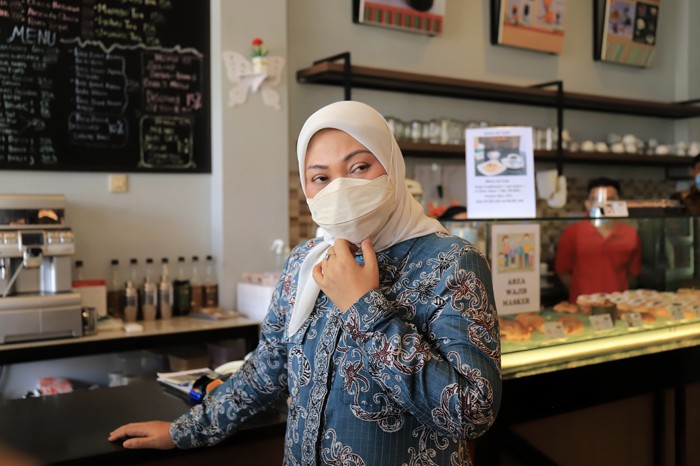 Menaker Ida Fauziyah, menyampaikan apresiasinya terhadap produk kerajinan tangan dan ecoprint Usaha Mikro Kecil dan Menengah (UMKM) para penyandang disabilitas.
