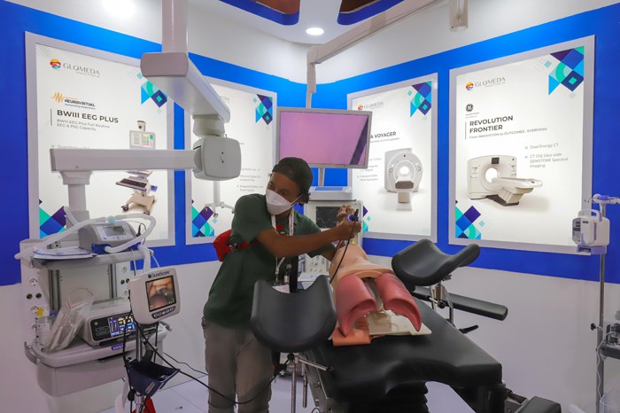 Pengunjung melihat produk peralatan kesehatan pada Indonesian Hospital Expo 2022 di Jakarta Convention Center (JCC), Senayan, Jakarta, Sabtu (29/1/2022).