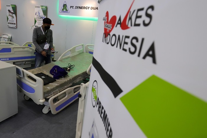 Pengunjung melihat produk peralatan kesehatan pada Indonesian Hospital Expo 2022 di Jakarta Convention Center (JCC), Senayan, Jakarta, Sabtu (29/1/2022).