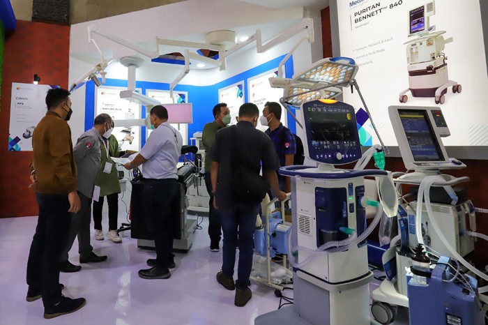 Pengunjung melihat produk peralatan kesehatan pada Indonesian Hospital Expo 2022 di Jakarta Convention Center (JCC), Senayan, Jakarta, Sabtu (29/1/2022).